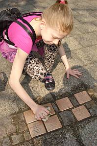 Schüler putzen Stolperstein