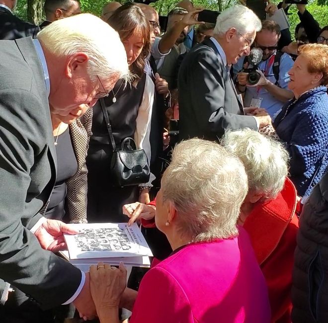 Die beiden Präsidenten Italiens und Deutschlands, Sergio Mattarella (r) und Frank-Walter Steinmeier (l), begrüßen Angehörige der Opfer des Massakers von Marzabotto auf dem Monte Sole